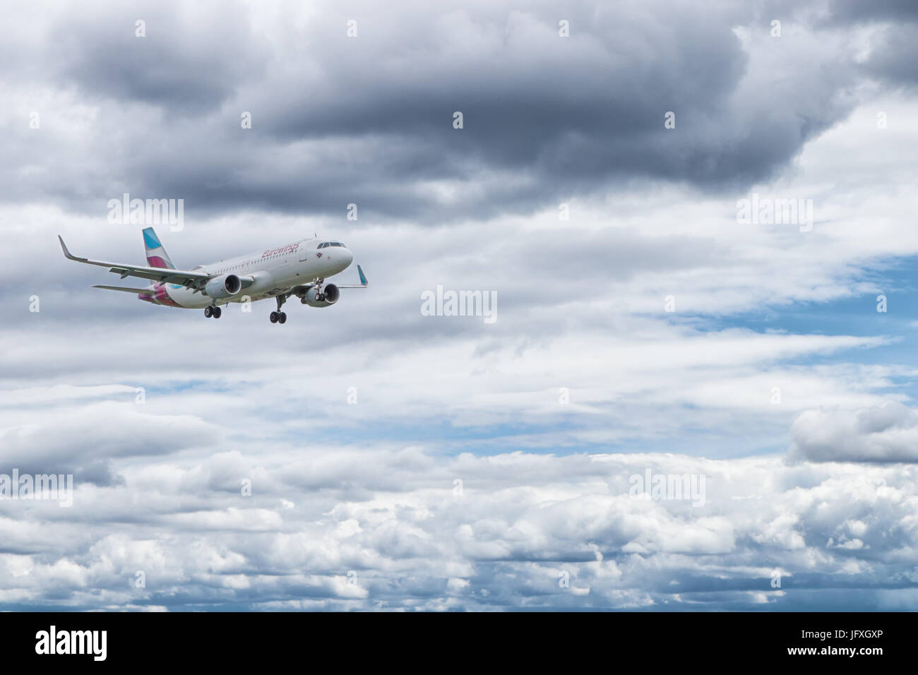 STUTTGART, Deutschland - 1. Juli 2017: Eurowings Airbus A320 D-AIZS kurz vor der Landung am Flughafen Stuttgart am 1. Juli 2017 in Stuttgart, Deutschland. Stockfoto