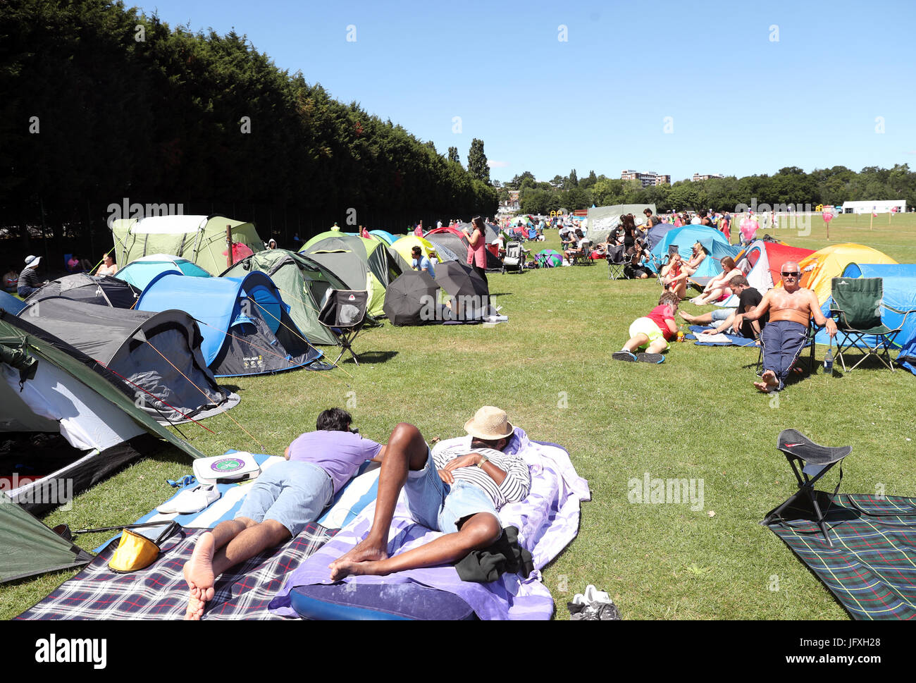 Tennis-Fans Campieren in der Warteschlange vor der 2017 Wimbledon Championships in The All England Lawn Tennis and Croquet Club, Wimbledon. Stockfoto