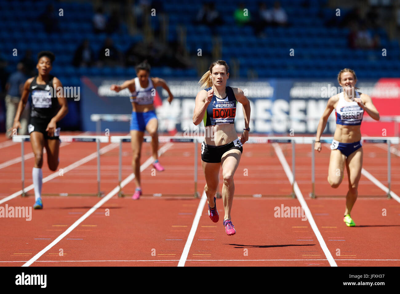 Eilidh Doyle auf dem Weg zum Gewinn der Frauen-400-Meter-Hürdenlauf mit Meghan Beesley (rechts) auf dem zweiten Platz tagsüber zwei 2017 britischen Leichtathletik Team Studien an Alexander Stadium, Birmingham. Stockfoto