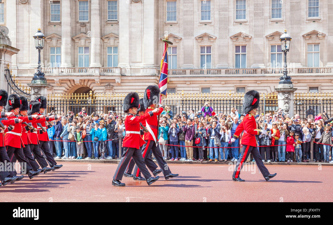 LONDON, Vereinigtes Königreich – 11. Juli 2012: Ein Offizier und Soldaten von den Coldstream Guards marschieren vorbei an der Front des Buckingham Palace während der Changing Stockfoto