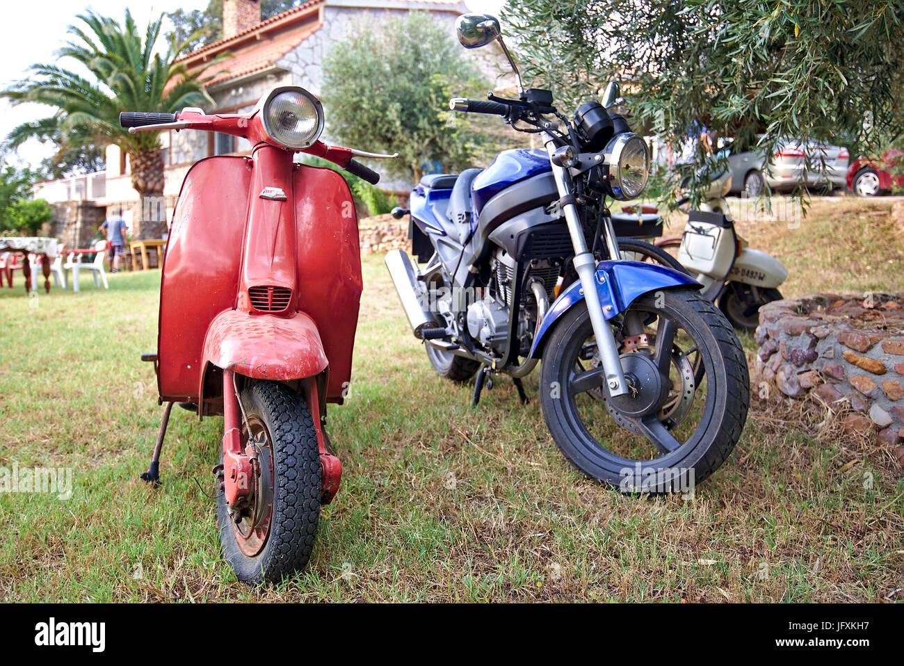 Bild von klassischen und modernen Motorrädern genommen in einem bestimmten Haus in Toledo, Spanien. Stockfoto