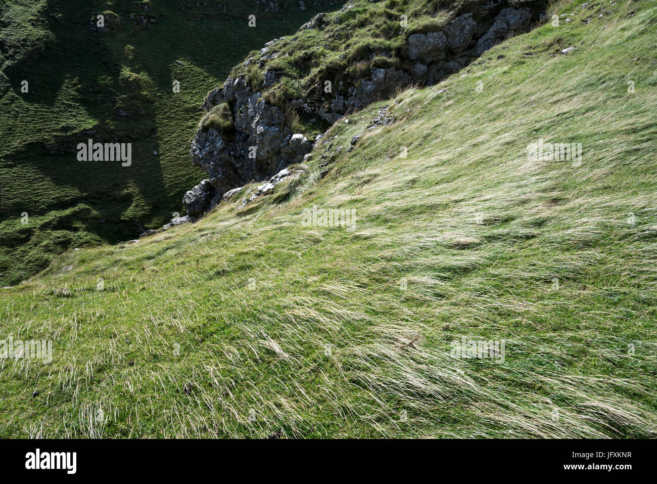 Sehr windigen Hügel am Winnats-Pass, Derbyshire, England. Grass im starken Wind. Stockfoto