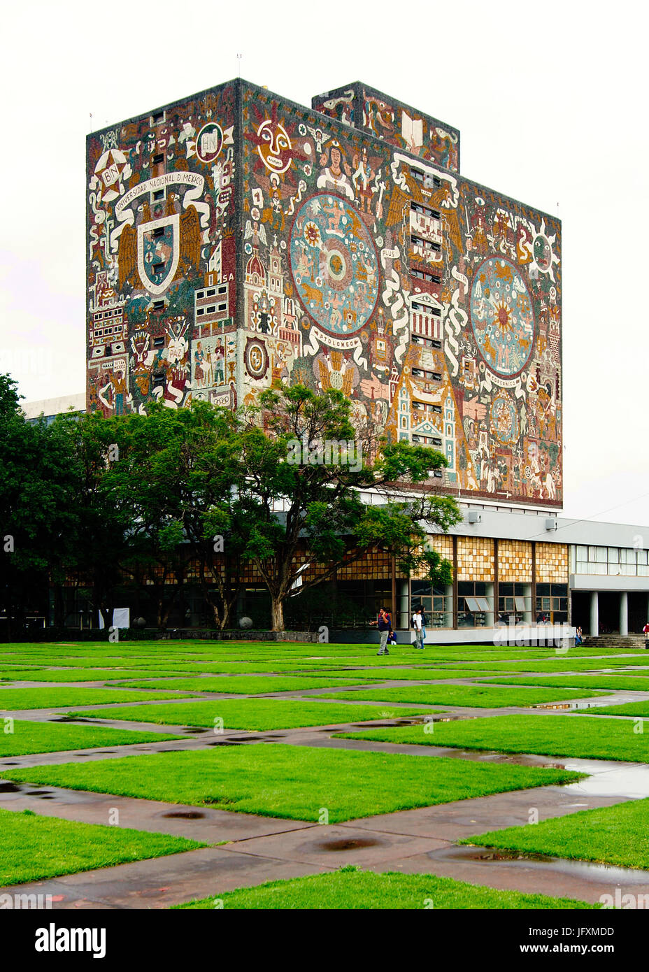 Mexiko-Stadt, Mexiko - 2011: Zentrale Bibliothek der Universidad Nacional Autonoma de Mexico (UNAM) Campus, ein UNESCO-Weltkulturerbe Stockfoto