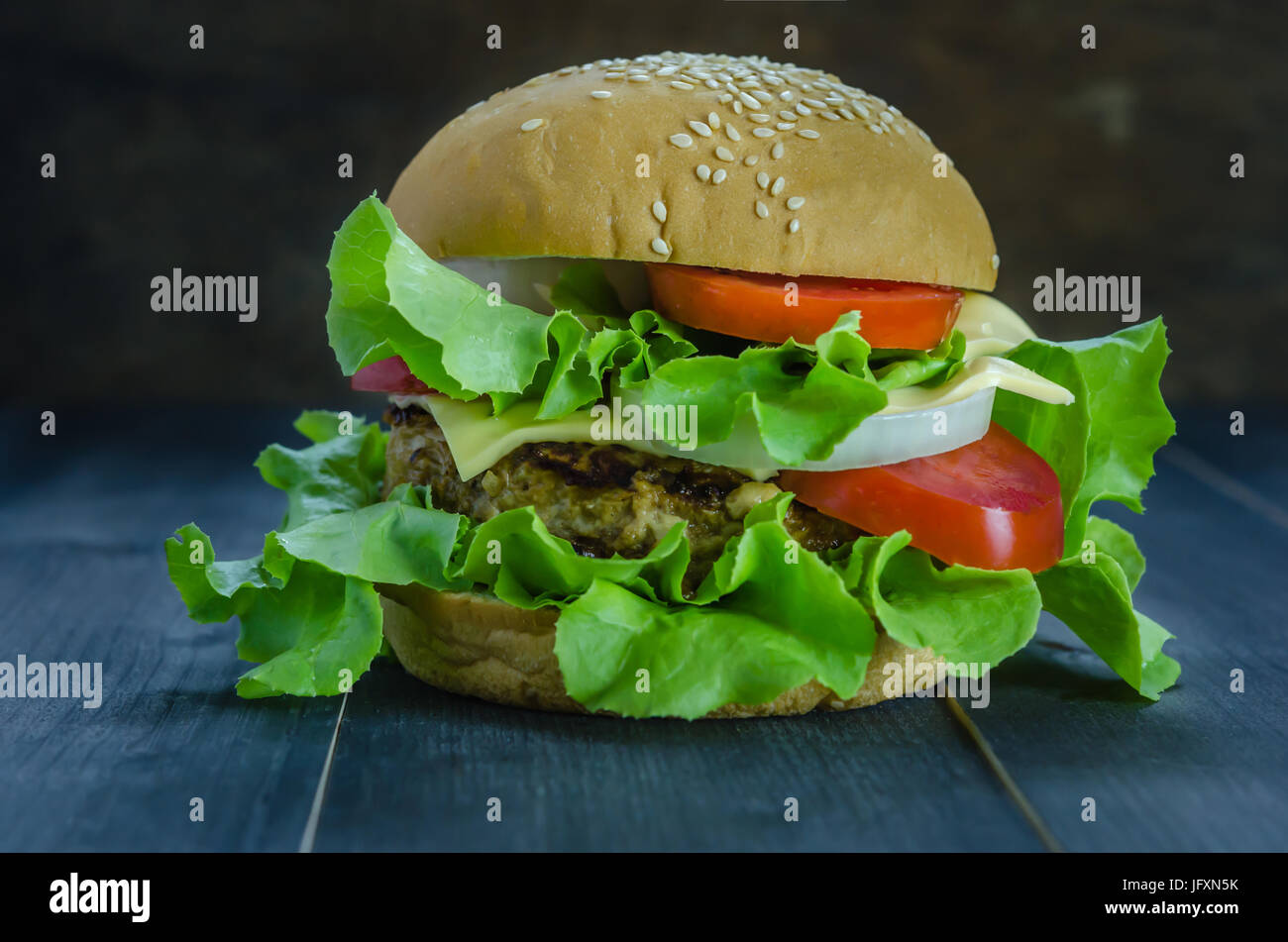 Nahaufnahme des hausgemachten Burger auf Holz- Hintergrund Stockfoto