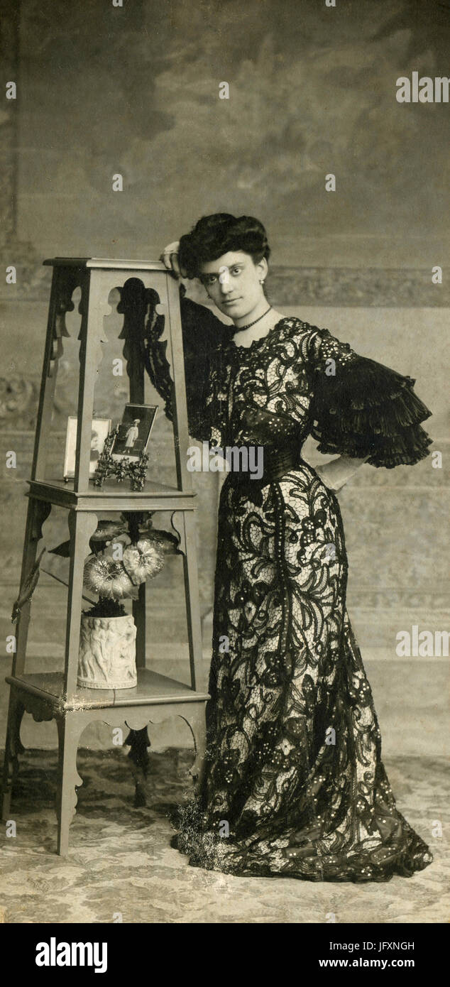 Frau mit einem schwarzen bestickten Kleid Stockfoto