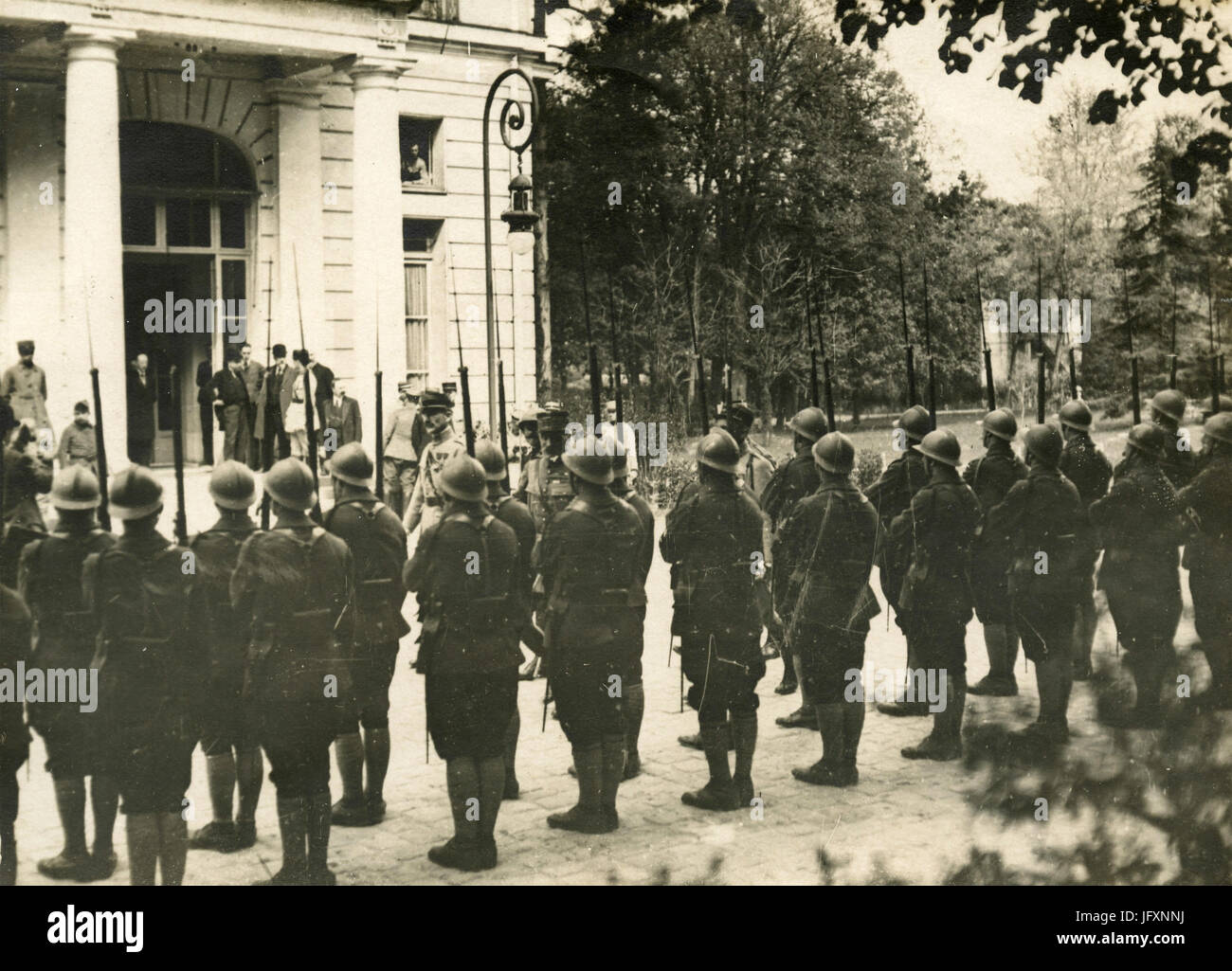 Französischer Marschall Ferdinand Foch Revuen der Truppen in Versailles für den Friedensvertrag nach WW1, Frankreich Stockfoto