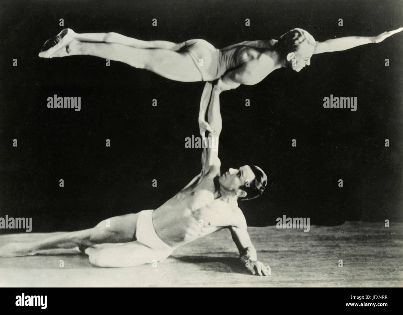 Zwei Männer-Zirkus-Show Gymnastik Stockfoto