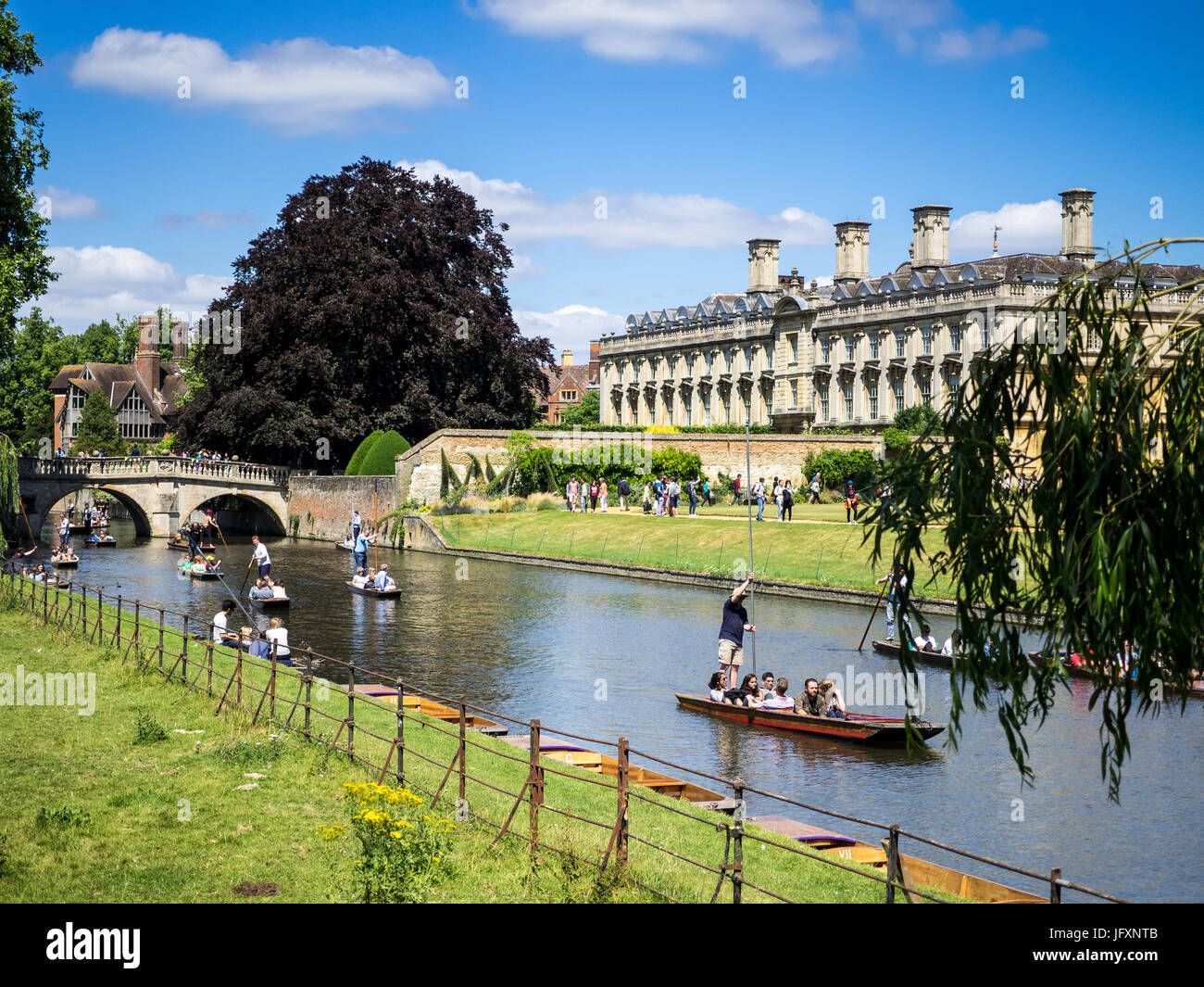 Cambridge Tourismus - Punting auf dem River Cam in Cambridge Großbritannien Stockfoto