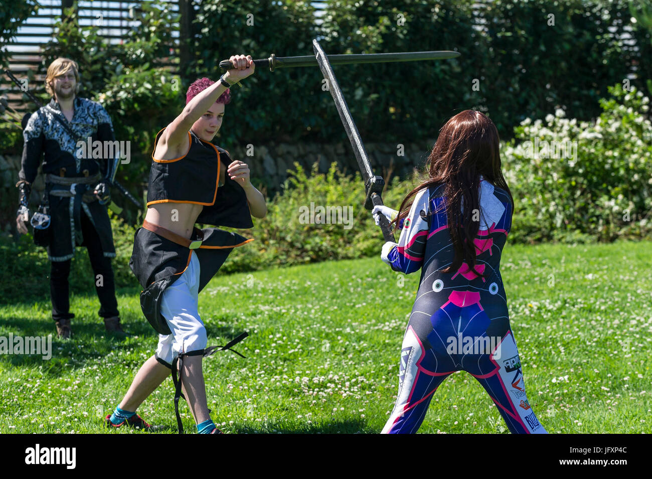 Zwei cosplay Fans Duell mit Schwertern.  Comic-Buch-Fans, Filmfans und Cosplay-Fans jeden Alters versammeln sich am The Heartlands in Cornwall für Geekfest 3.0 Stockfoto