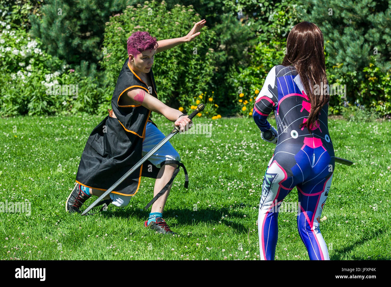 Zwei cosplay fans Duellieren mit Schwertern. Comic-fans, Filmfans und cosplay Fans aller Altersklassen Raffung an den Kernländern in Cornwall für geekfest 3.0 Stockfoto