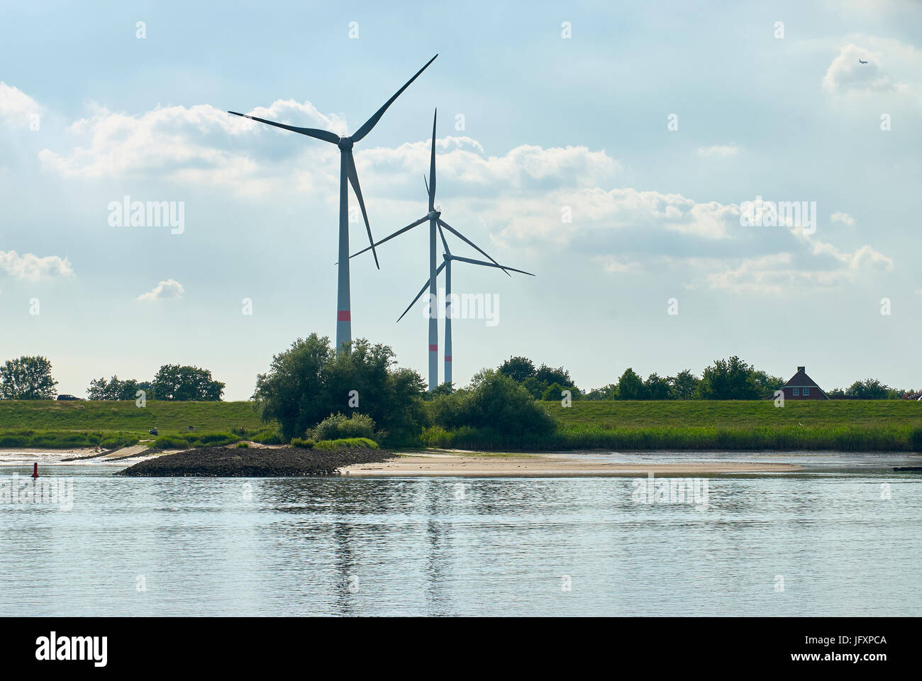Windkraftanlagen am Fluss Elbe alternative Energiegewinnung Stockfoto