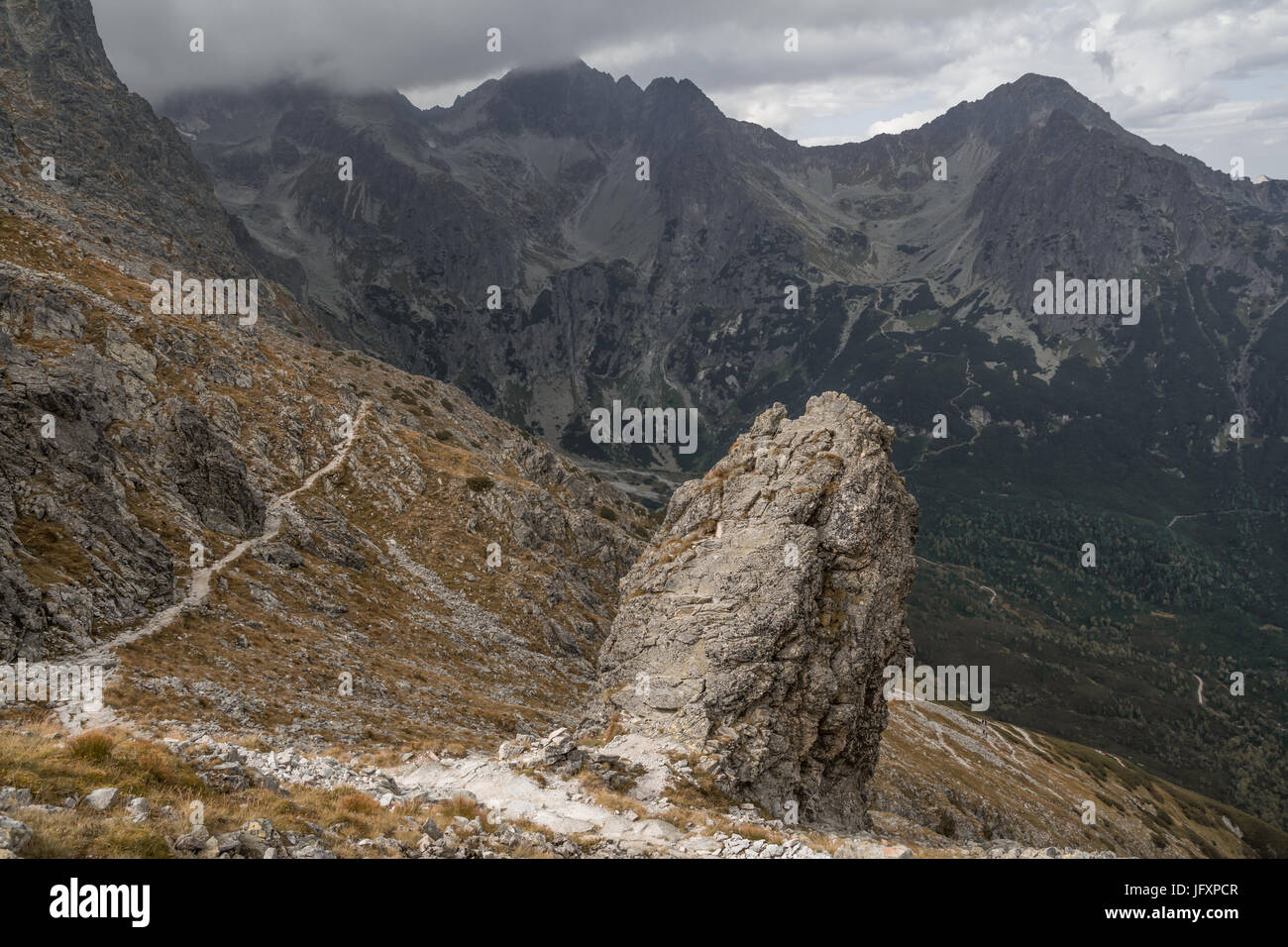 Pfad und seltsame Felsformation im Hochgebirge Stockfoto