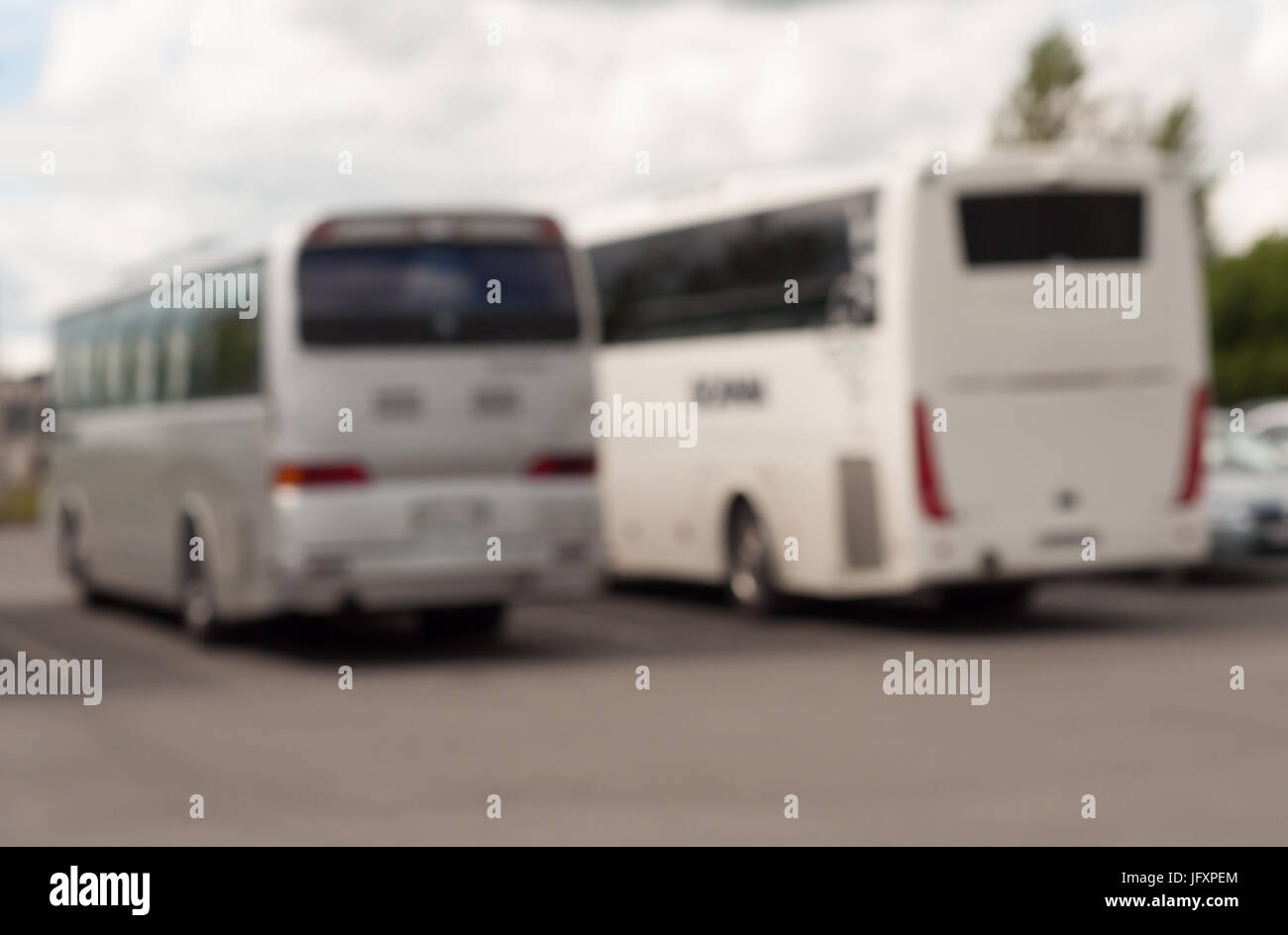 Unscharfes Bild einer großen weißen Touristenbusse, Sommer Bus Touren und Reisen Hintergrund Stockfoto