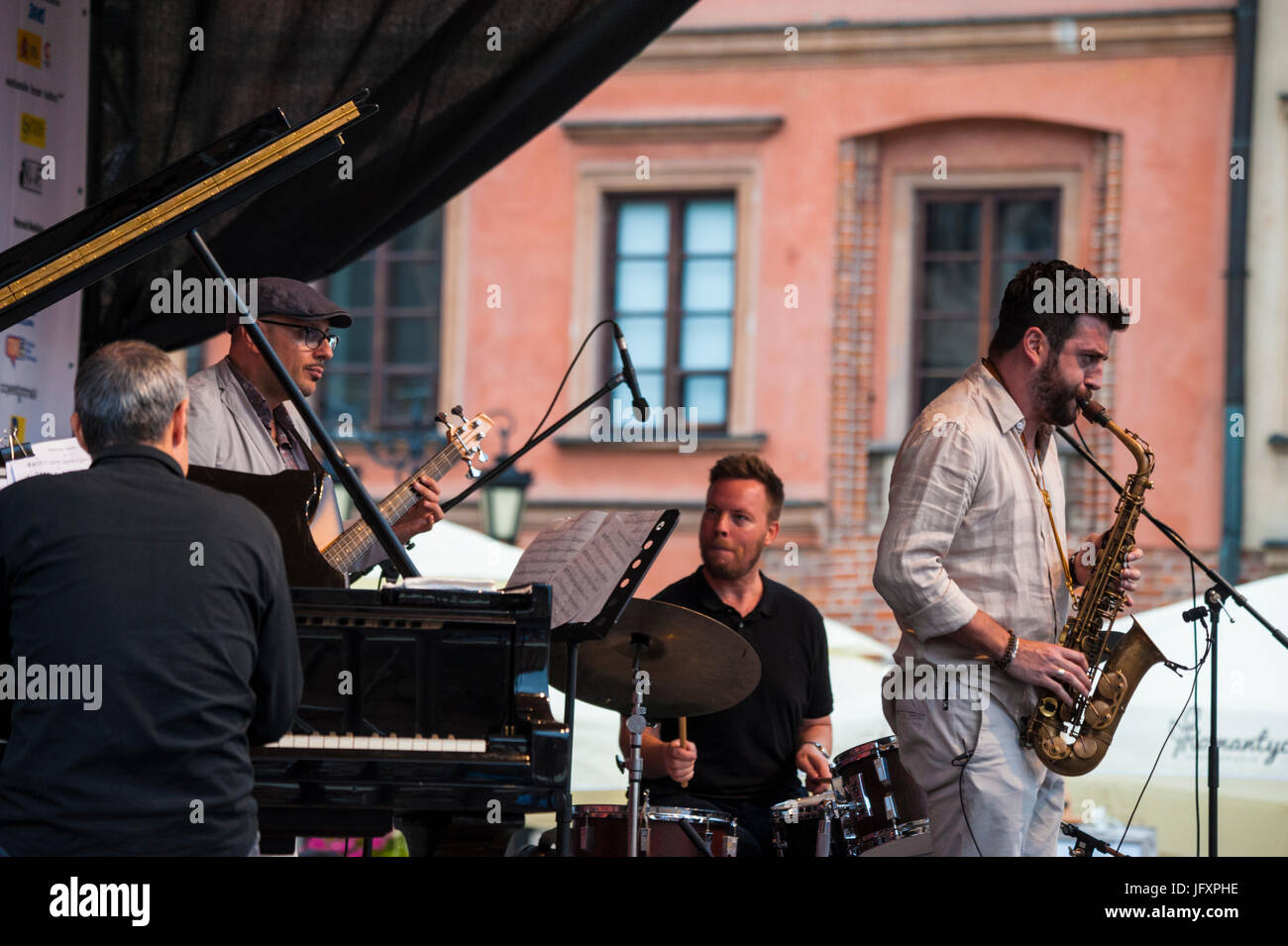 Francesco Cafiso Quartett aus Italien auf dem Altstädter Ring in Warschau, Polen. Stockfoto