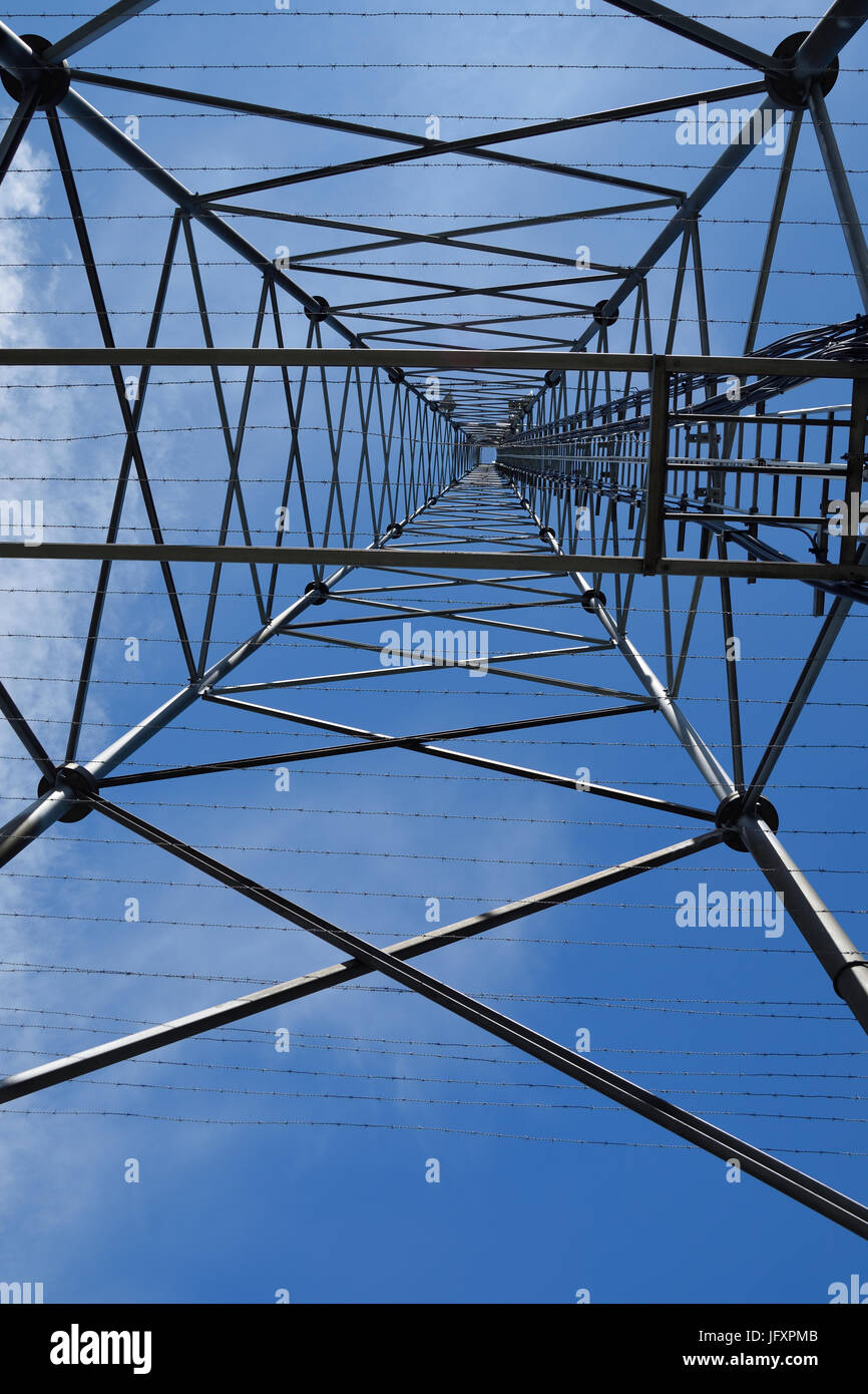 Bild von innen und bis zu den blauen Himmel von einem Pylon mit Antennen, Bild aus Nordschweden. Stockfoto