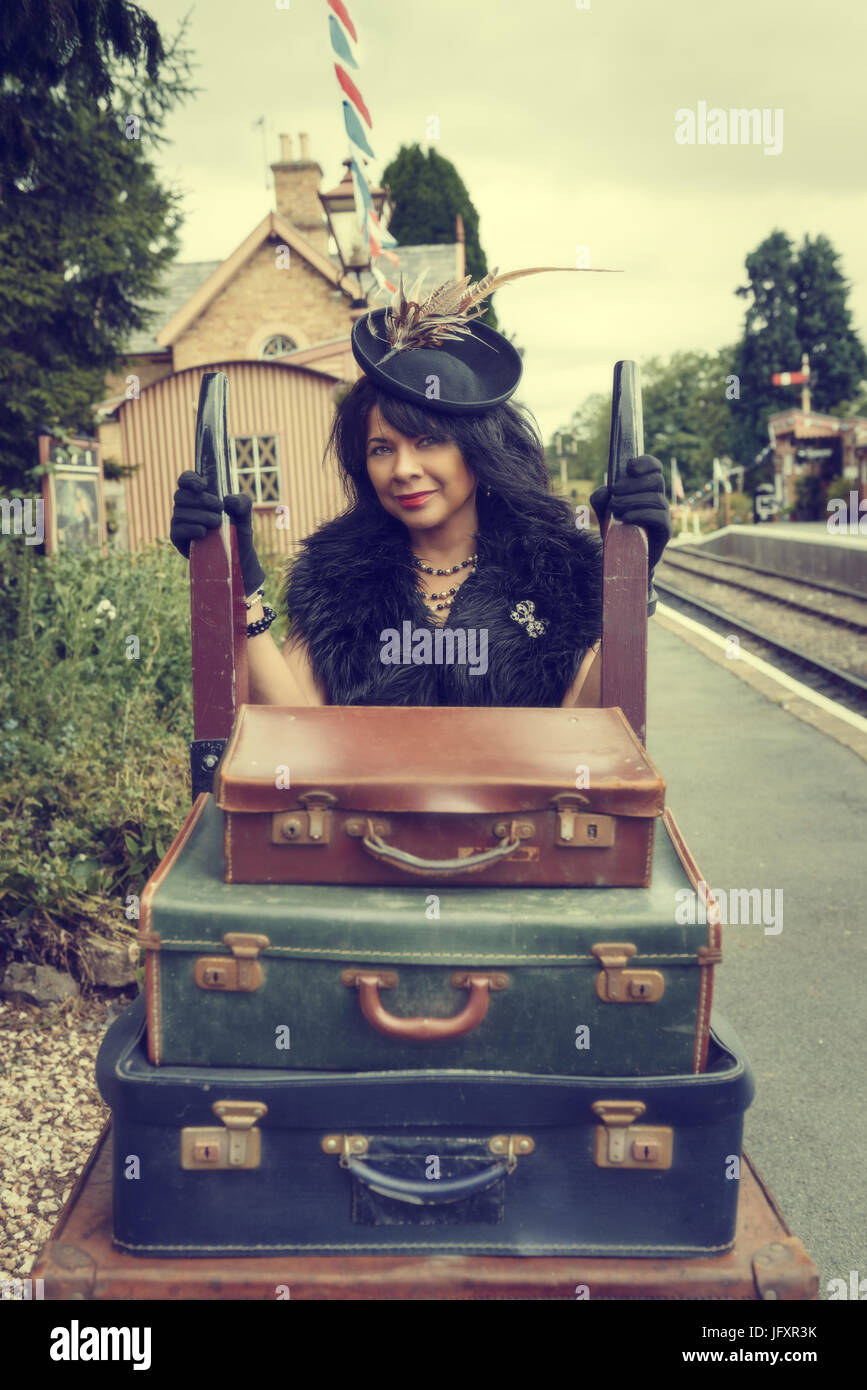 Dame am Bahnhof mit Vintage Koffer bei der Severn Valley Railway "zurück zu den 1940' Kriegszeit Veranstaltung Stockfoto