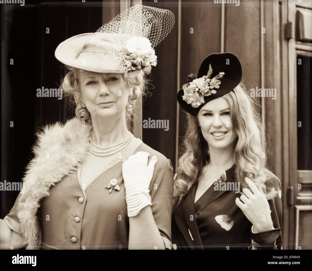 Zwei Damen in Periode Kostüm an der Severn Valley Railway zurück zu die 1940er Jahre Veranstaltung Juni 2017 Stockfoto