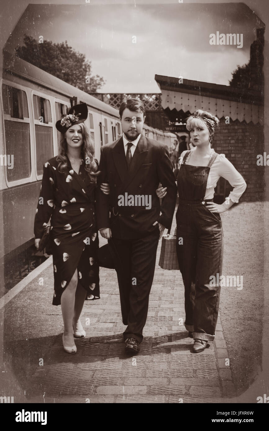 Meine Damen und Herren in Vintage Kleidung am Severn Valley Railway "Zurück in den 1940er Jahren" Event Juni 2017 Stockfoto