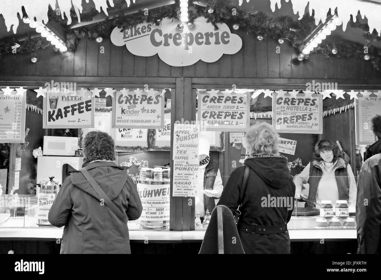 Kunden von Elche Creperie warten um bedient zu werden während der jährlichen Outdoor-Urlaub-Weihnachtsmarkt in Berlin, Deutschland Stockfoto