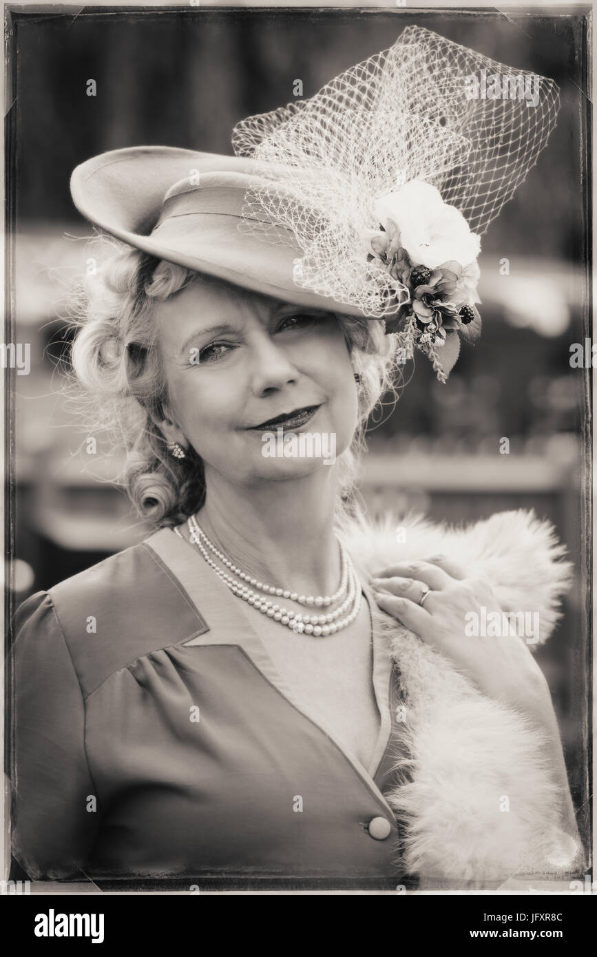 Lady In Vintage-Kleidung und Hut auf Severn Valley Railway "zurück zu den 1940' Event Juni 2017 Stockfoto