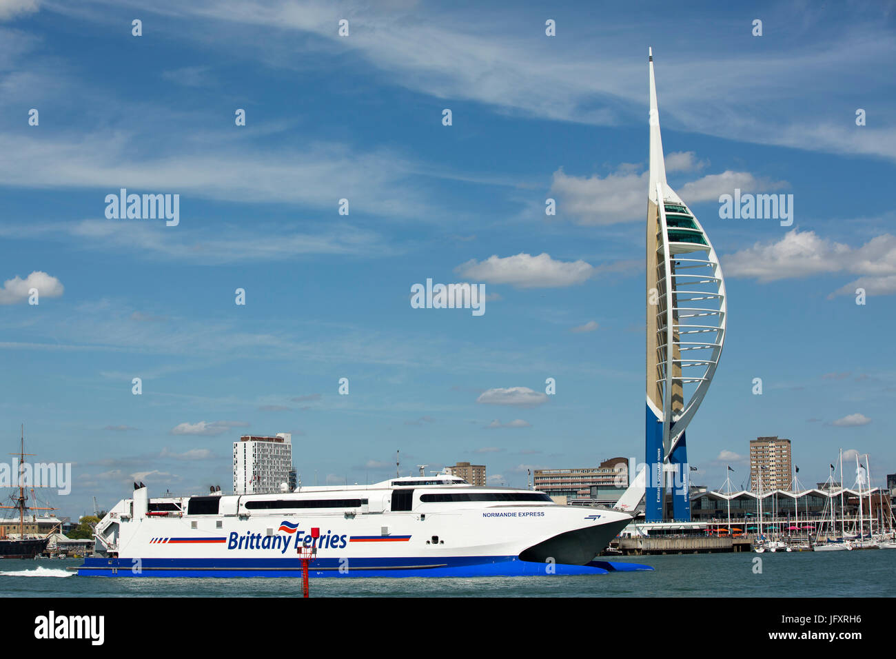 Brittany Ferries Normandie Express Portsmouth Hafen verlassen. Die Emirates Tower und Gunwarf im Hintergrund. Stockfoto