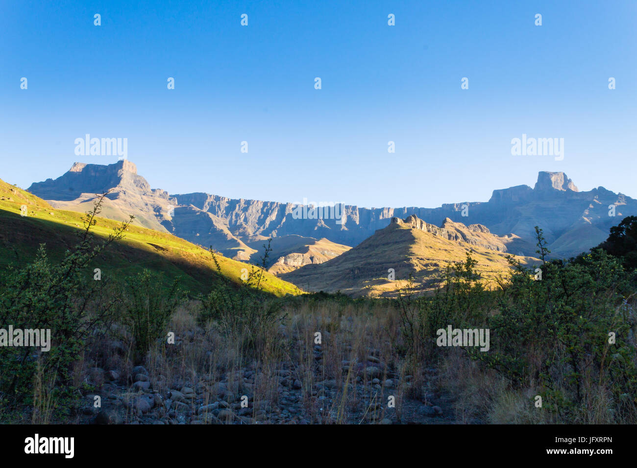 Südafrikanische Wahrzeichen, Amphitheater vom Royal Natal National Park. Drakensberg Berge Landschaft. Höchste Gipfel Stockfoto