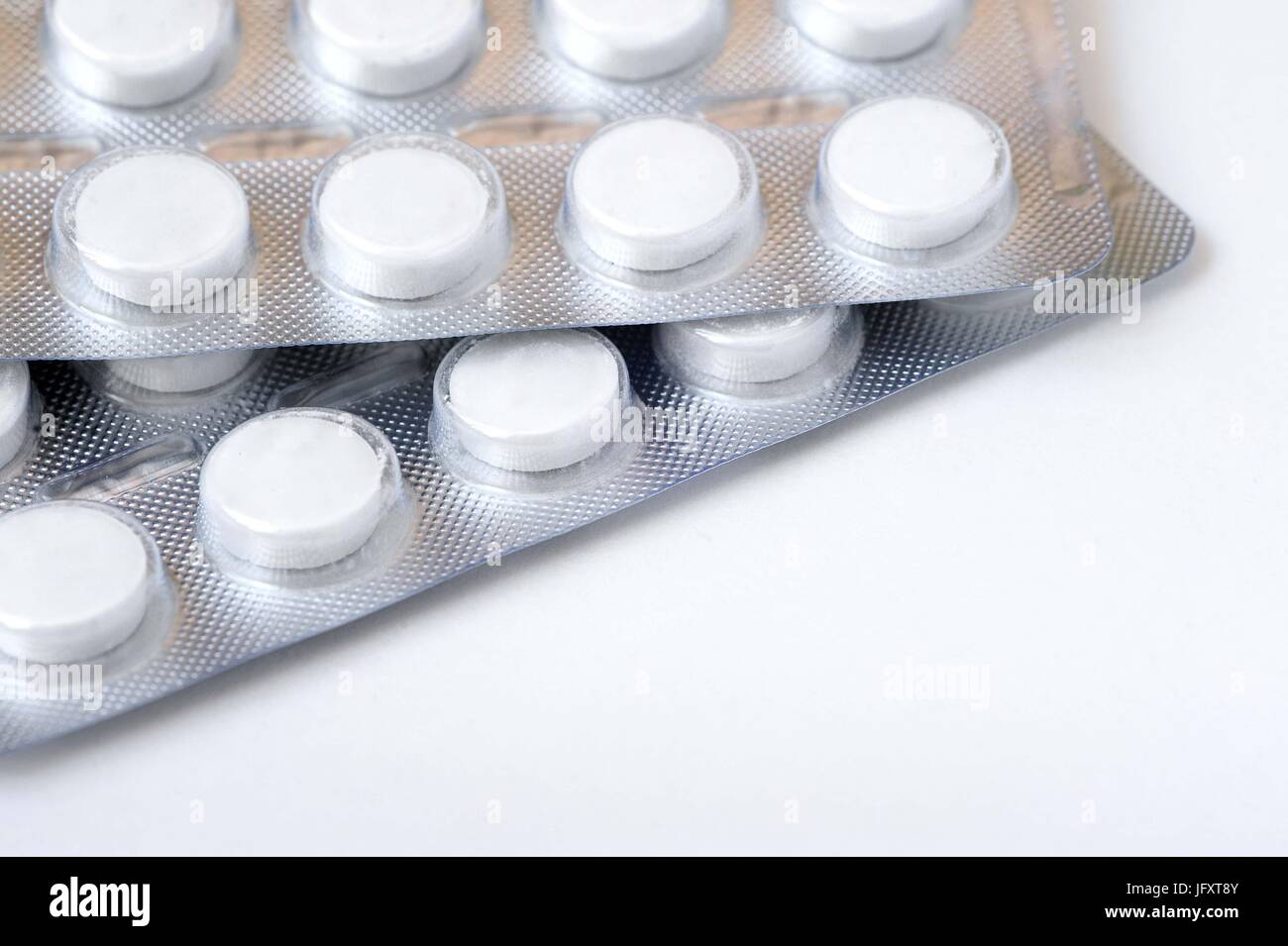 Weiße Tabletten in Aluminium Verpackung auf einem weißen Hintergrund.  Konzept von Gesundheit, Medizin, Pharmakologie Stockfotografie - Alamy