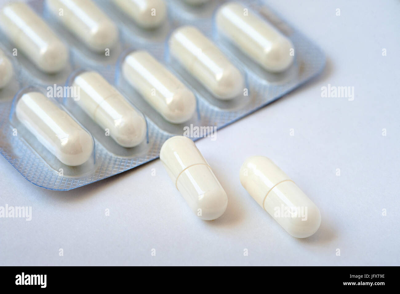 Auf Einem Weissen Tisch Liegen Zwei Weisse Pillen Verpackung Tabletten In Den Hintergrund Konzept Von Gesundheit Medizin Pharmakologie Stockfotografie Alamy