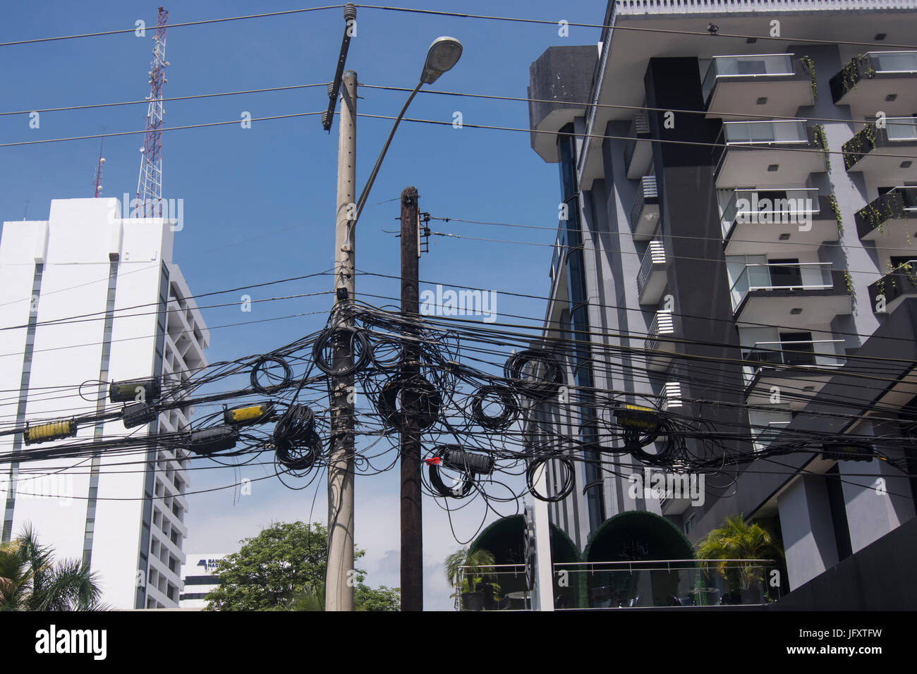 Viele der elektrischen Kabel an Lichtmasten Stockfoto