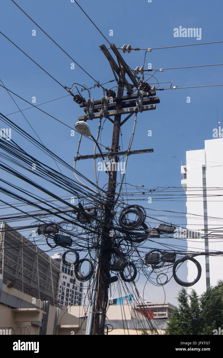 Viele der elektrischen Kabel an Lichtmasten Stockfoto