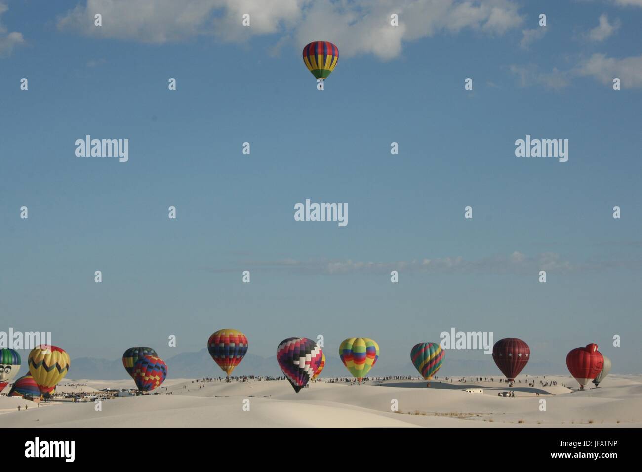 Bunte Heißluftballons bereiten Sie aus den Sanddünen im White Sands National Monument während der jährlichen White Sands Ballon Invitational 17. September 2011 in Alamogordo, New Mexico starten. (Foto von NPS Foto via Planetpix) Stockfoto