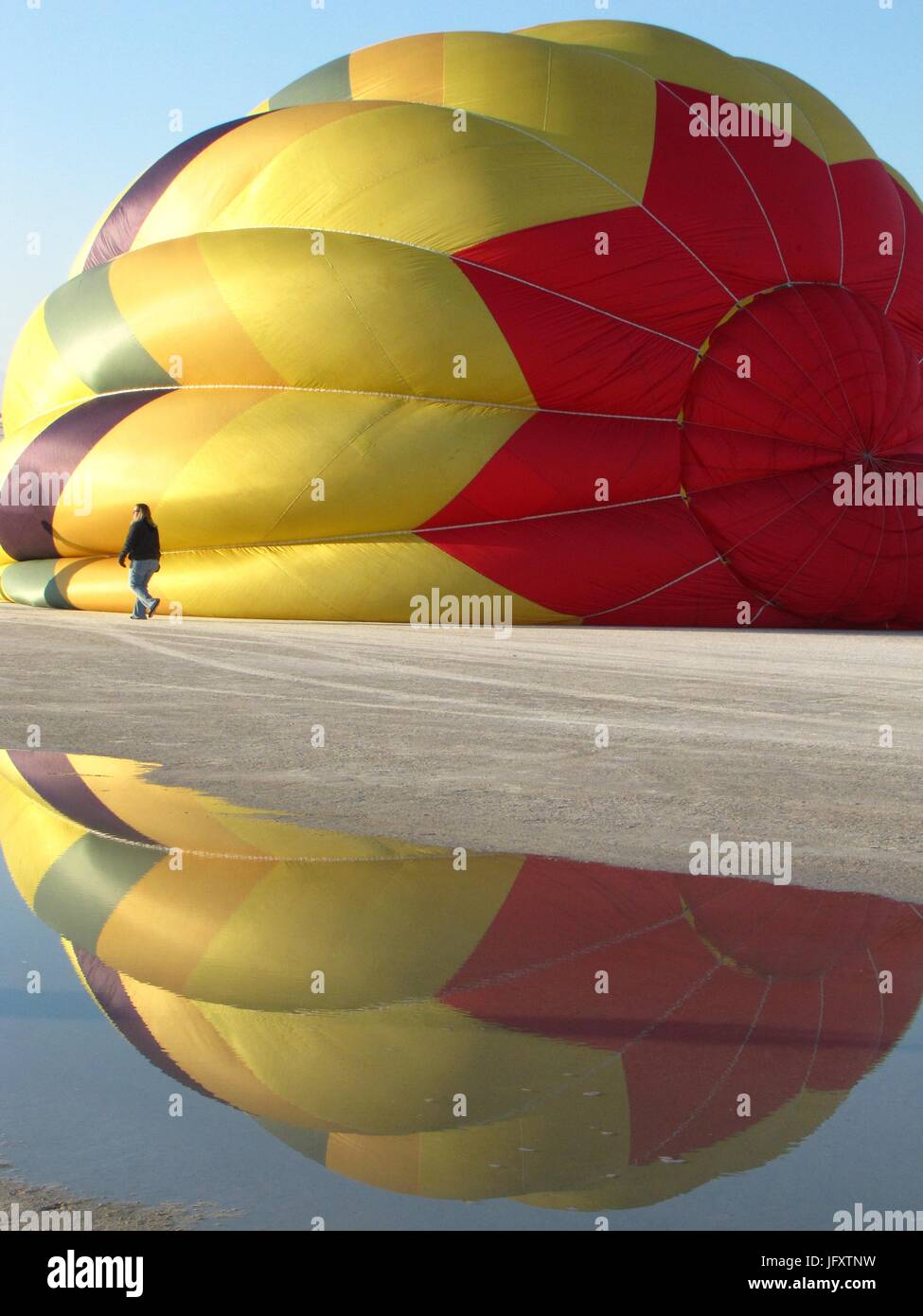 Ein bunter Heißluftballon ist in Vorbereitung auf die jährlichen White Sands Ballon Invitational im White Sands National Monument 17. September 2011 in Alamogordo, New Mexico aufgeblasen.     (Foto von NPS Foto via Planetpix) Stockfoto