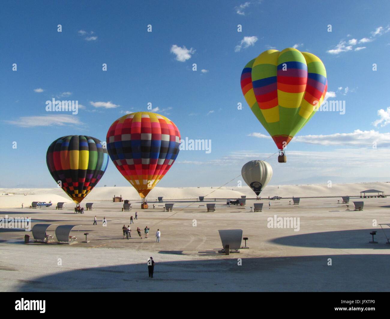 Bunte Heißluftballons bereiten Sie aus den Sanddünen im White Sands National Monument während der jährlichen White Sands Ballon Invitational 17. September 2011 in Alamogordo, New Mexico starten.  (Foto von NPS Foto via Planetpix) Stockfoto