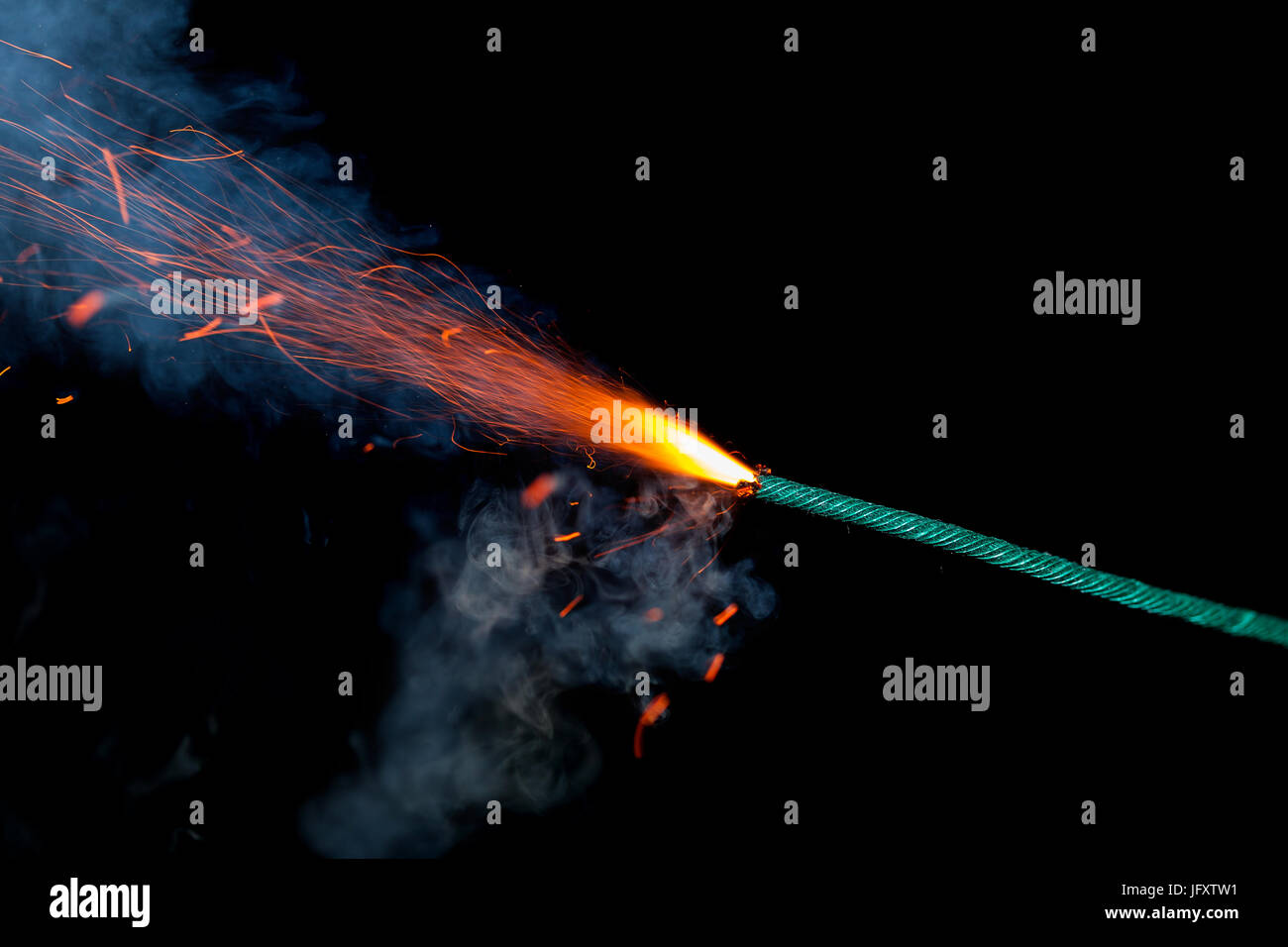 Sicherung Burneng auf schwarzem Hintergrund isoliert Stockfoto