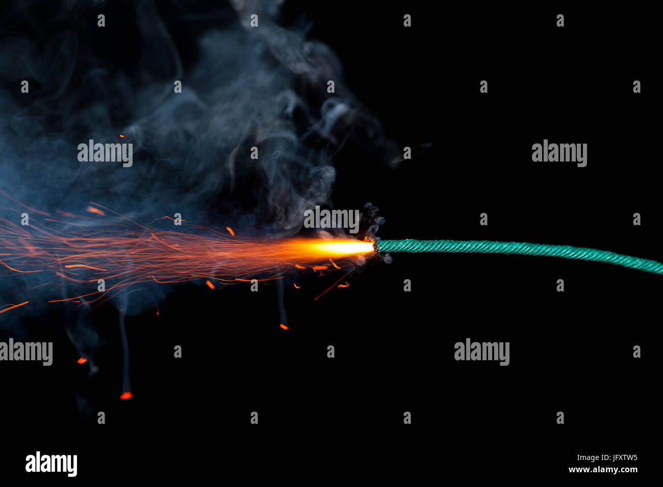 Sicherung Burneng auf schwarzem Hintergrund isoliert Stockfoto