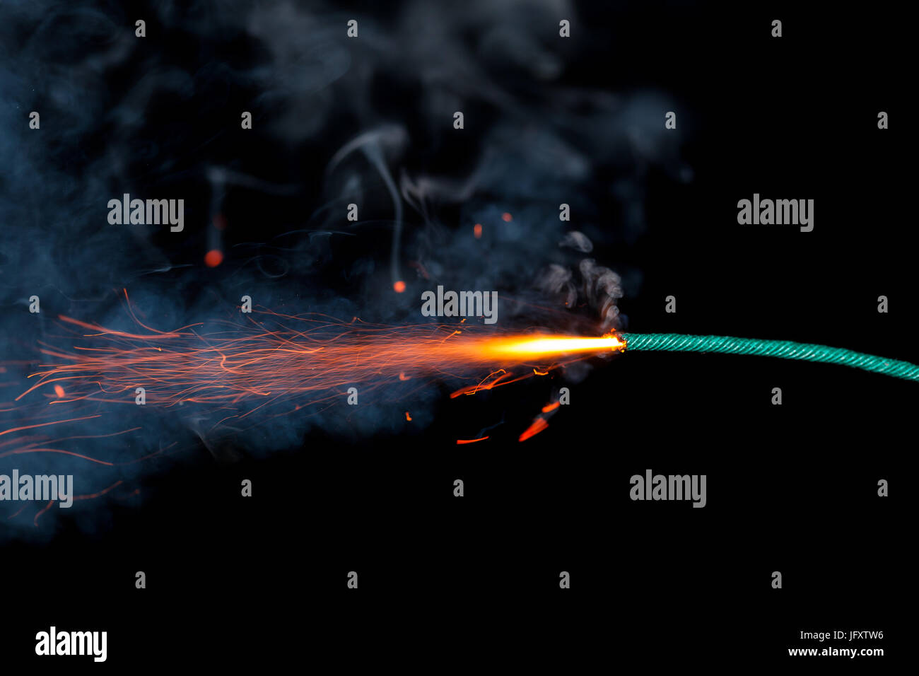 Sicherung Burneng auf schwarzem Hintergrund isoliert Stockfoto