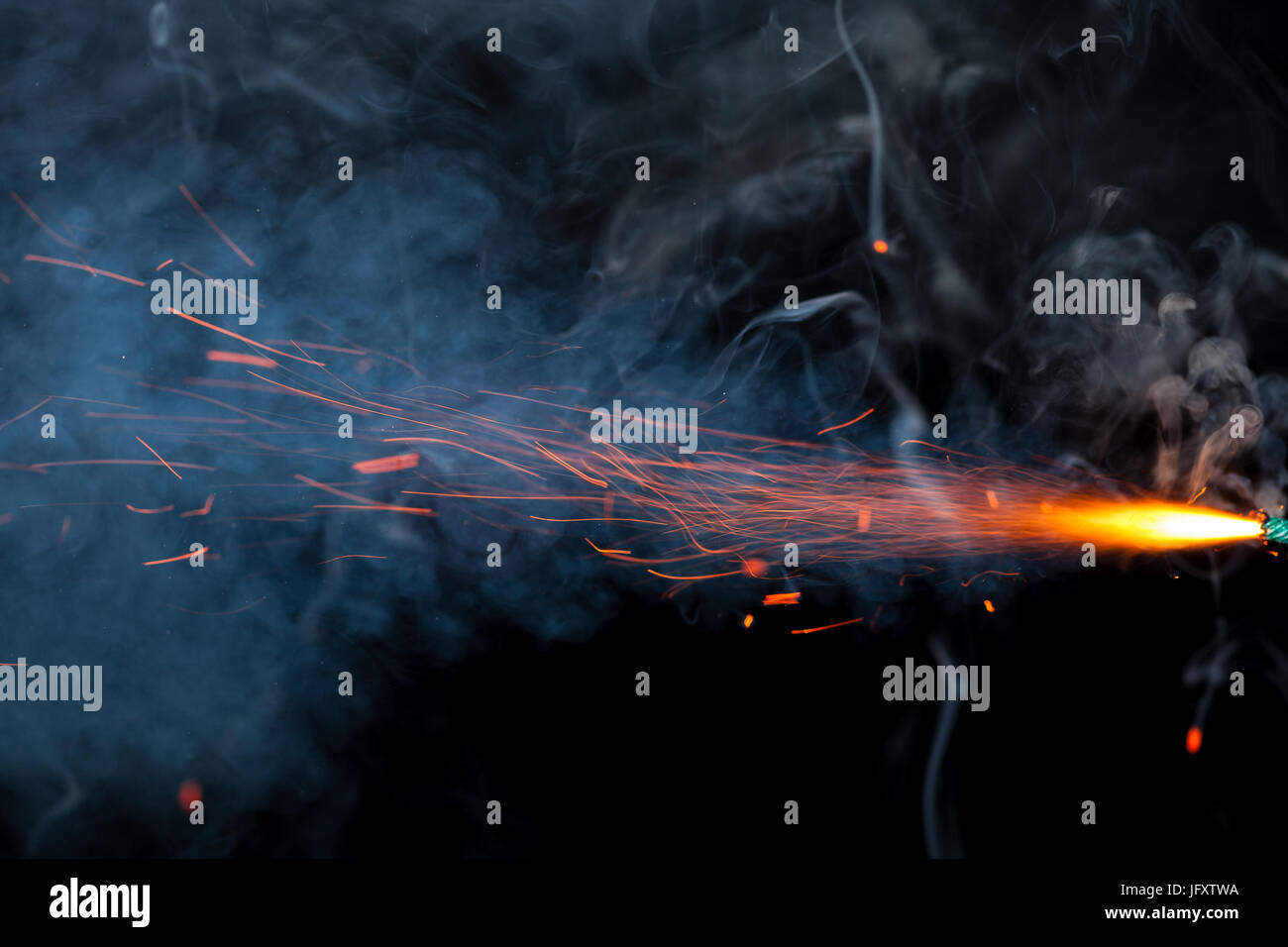 Sicherung Burneng auf schwarzem Hintergrund isoliert Stockfoto