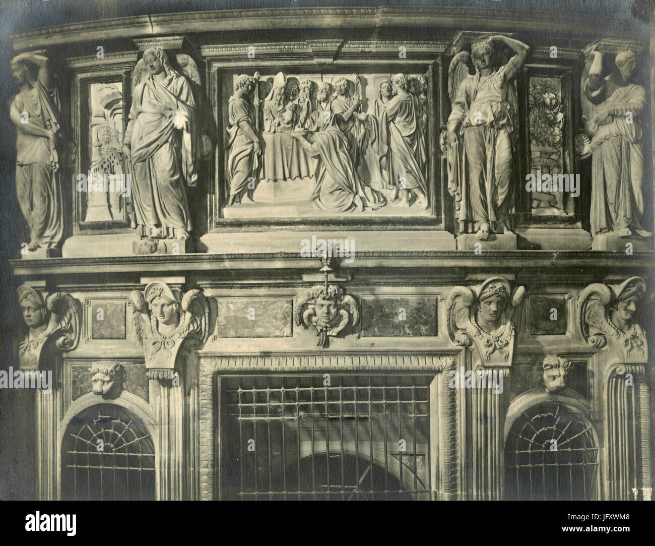 Skulpturen auf der Balustrade des Chors von P. Tibaldi und A. Biffi, Mailand, Italien Stockfoto