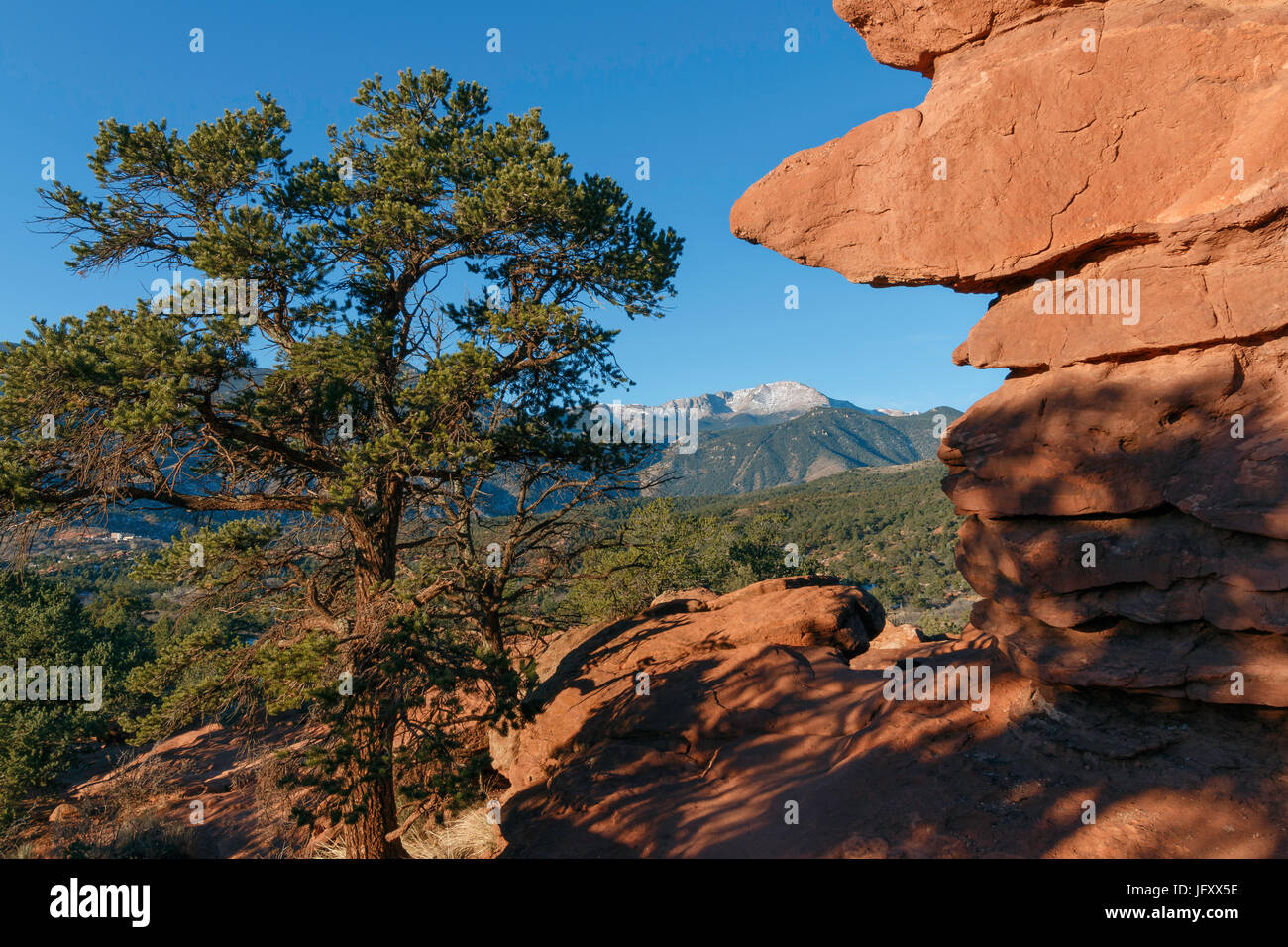 Ansicht des Pikes Peak gesehen von der siamesische Zwillinge Felsformation im Garten der Götter in Colorado Springs, Colorado. Stockfoto