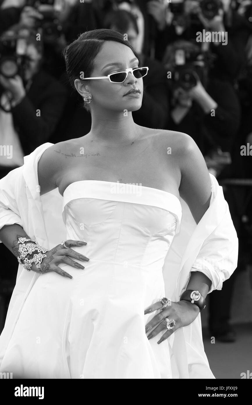 Rihanna (Bild digital verändert, Monochrom) besucht die Okja Screening während des 70. jährlichen Cannes Film Festival im Palais des Festivals am 19. Mai 2017 in Cannes, Frankreich. Stockfoto