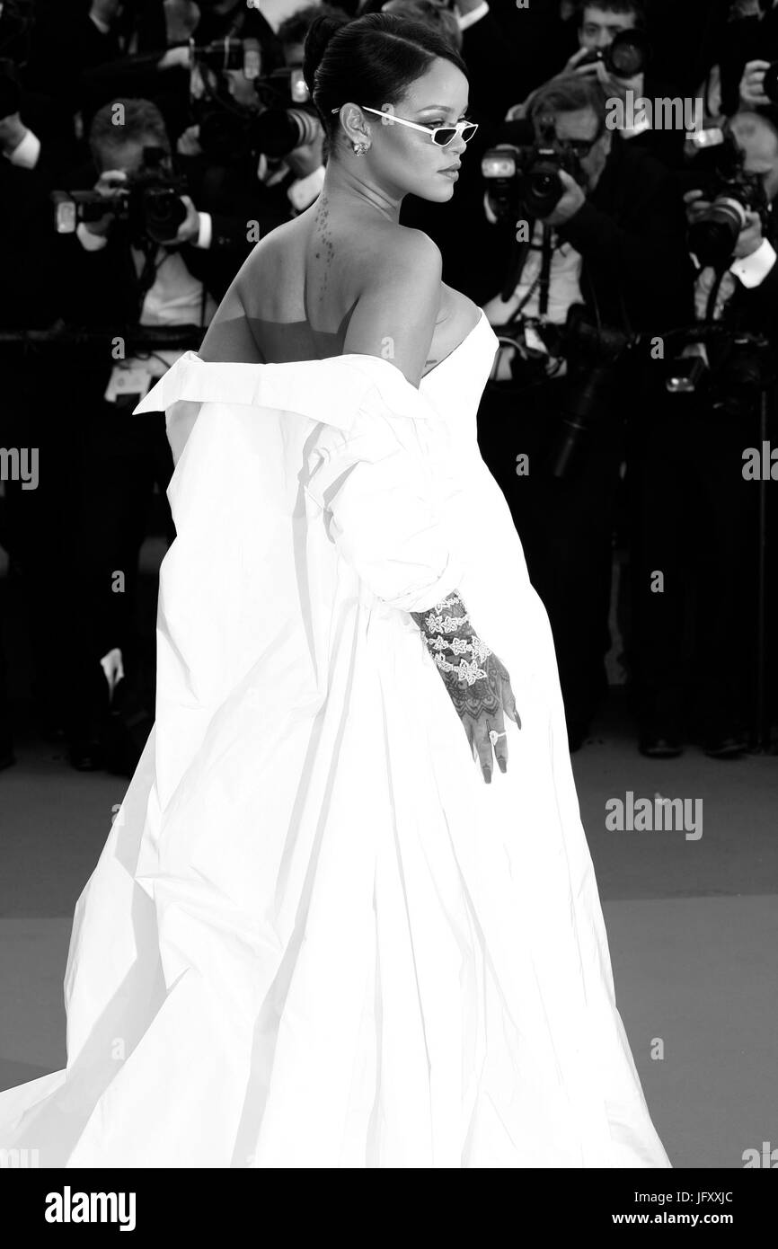Rihanna (Bild digital verändert, Monochrom) besucht die Okja Screening während des 70. jährlichen Cannes Film Festival im Palais des Festivals am 19. Mai 2017 in Cannes, Frankreich. Stockfoto