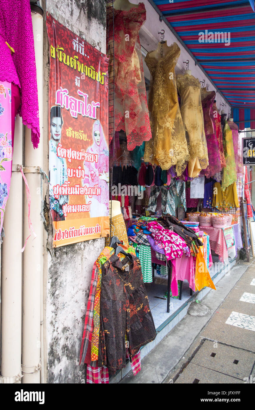Baba Nyonya oder Peranakan Kleidung in einem Shop auf Thalang Road, Phuket, Thailand Stockfoto