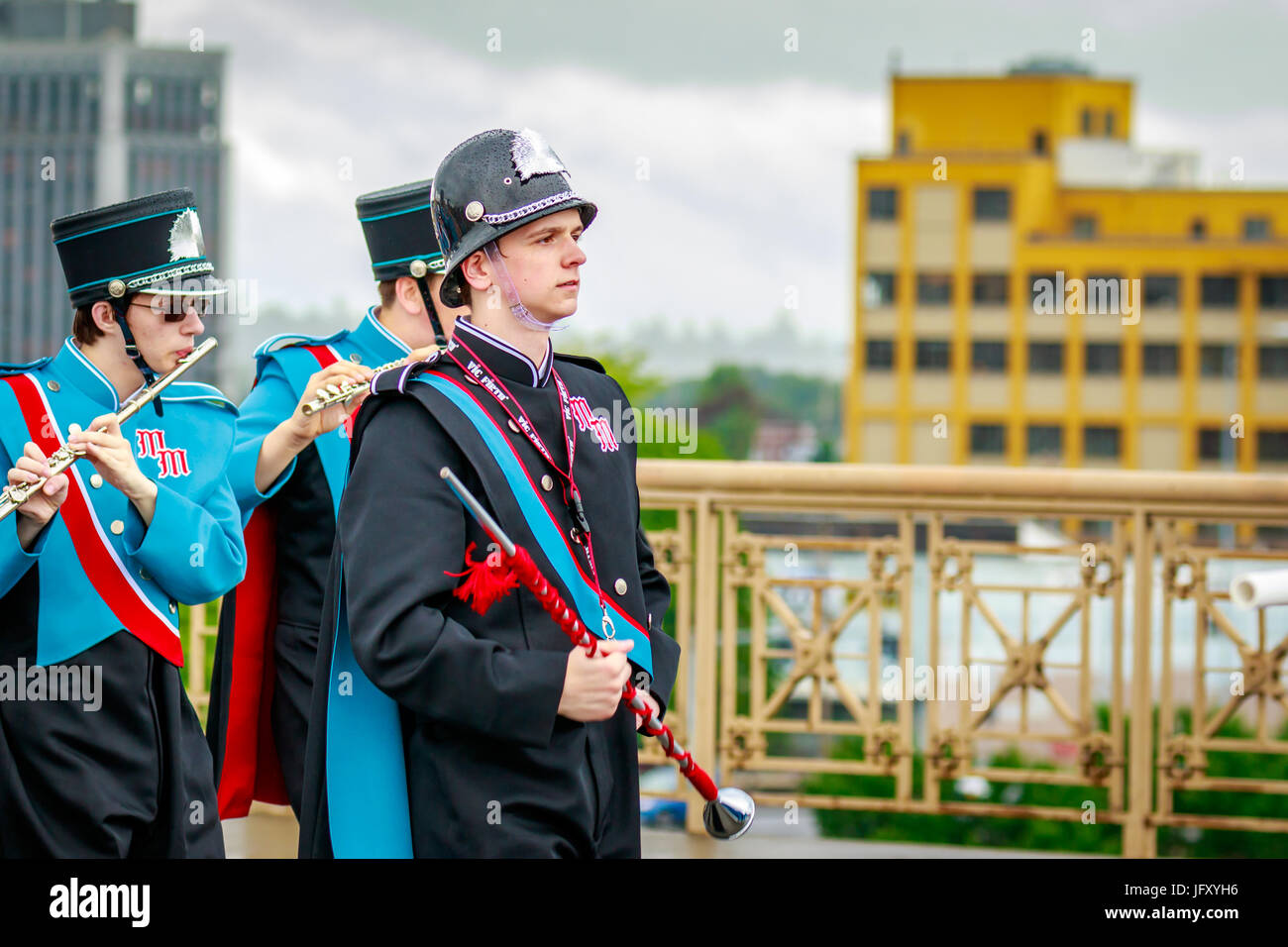 Portland, Oregon, USA - 10. Juni 2017: Mark Morris High School Marching Band in die Grand Floral Parade, als es erstreckte sich durch den Regen, während Port Stockfoto