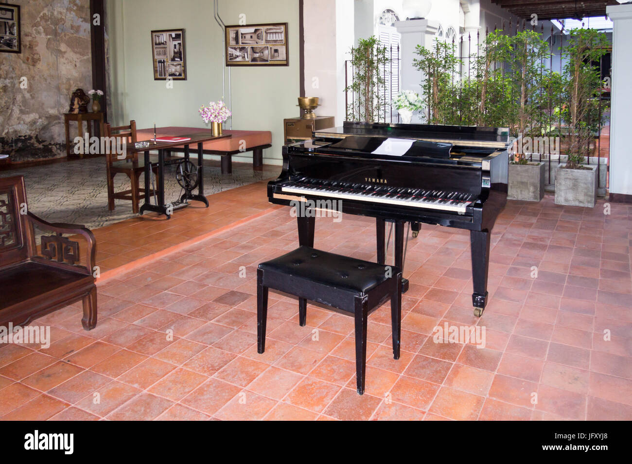 Klavier in der Hotellobby auf auf, Altstadt von Phuket, Thailand Stockfoto