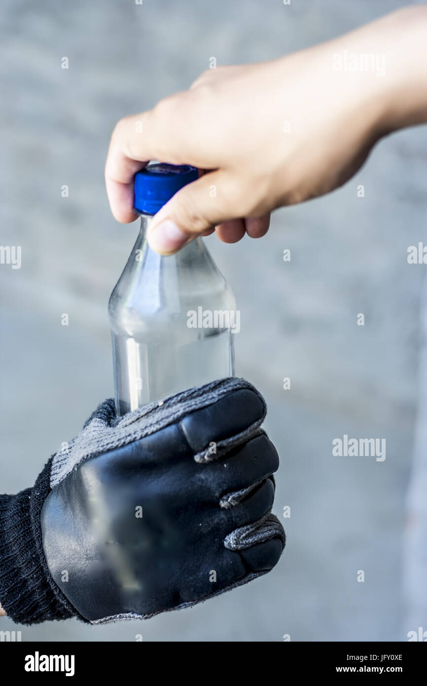 Menschliche Hand Biker Handschuhe halten Wasser Flasche Stockfoto