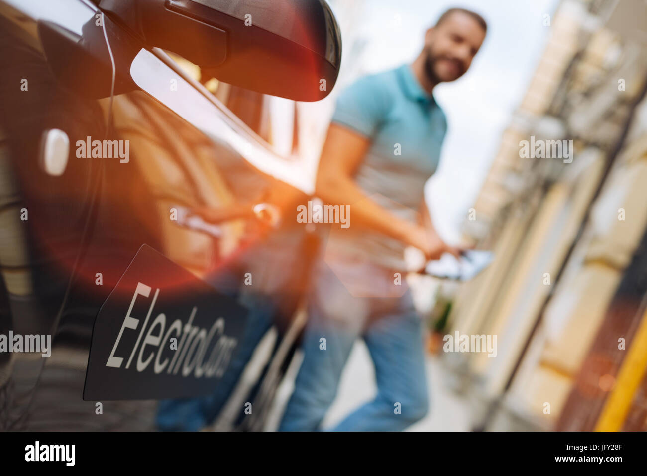 Young, bärtiger Mann mit Tablet stehen in der Nähe von Auto Stockfoto