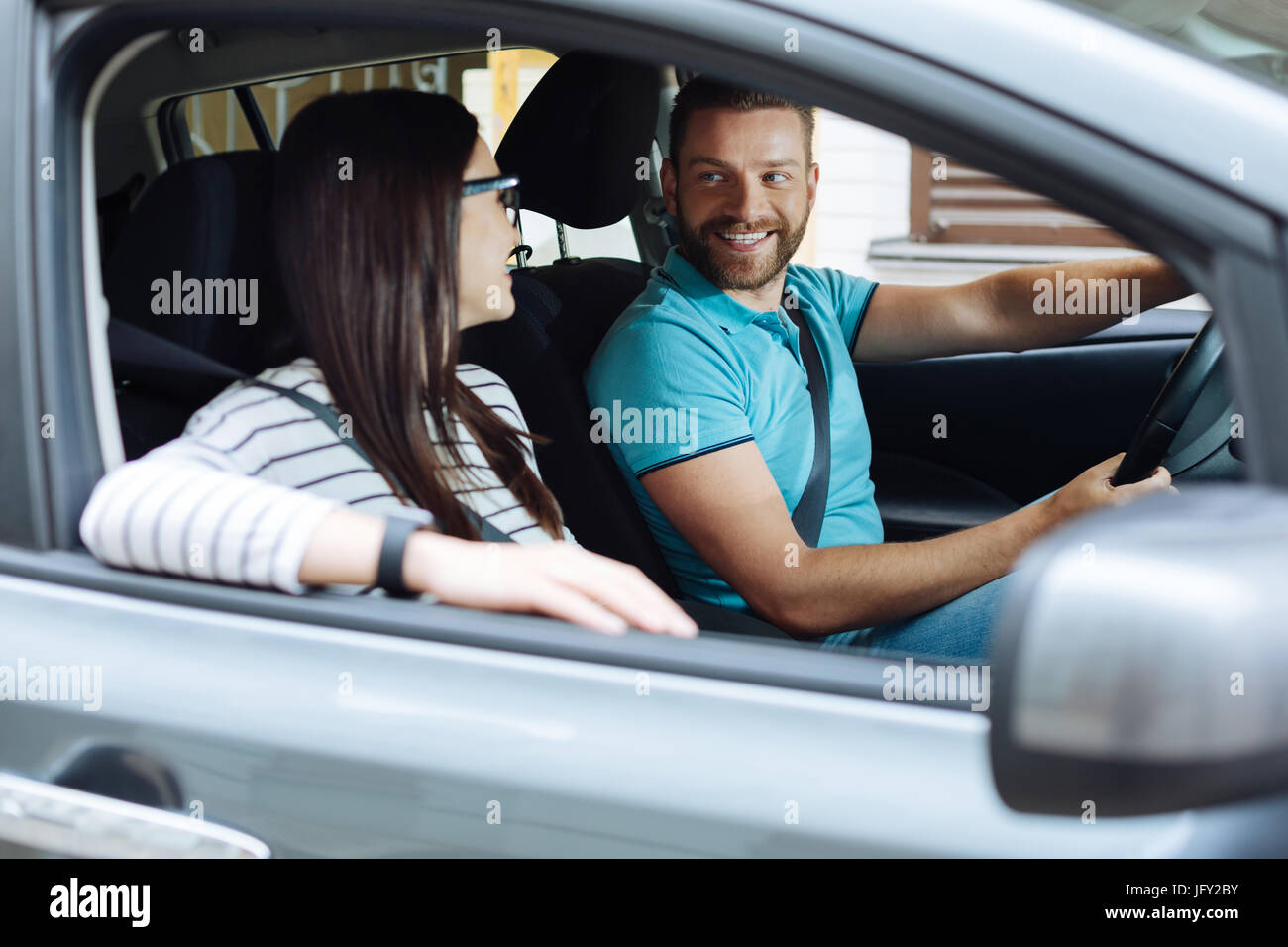 Brautpaar sitzt in ihrem neuen Auto Stockfoto