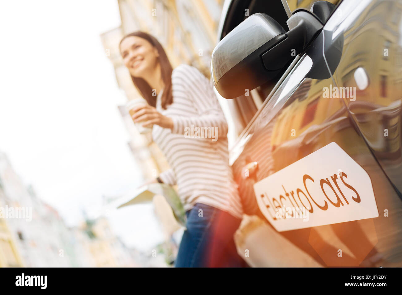 Schöne Frau träumt neue Fahrten auf ihr neues Auto Stockfoto