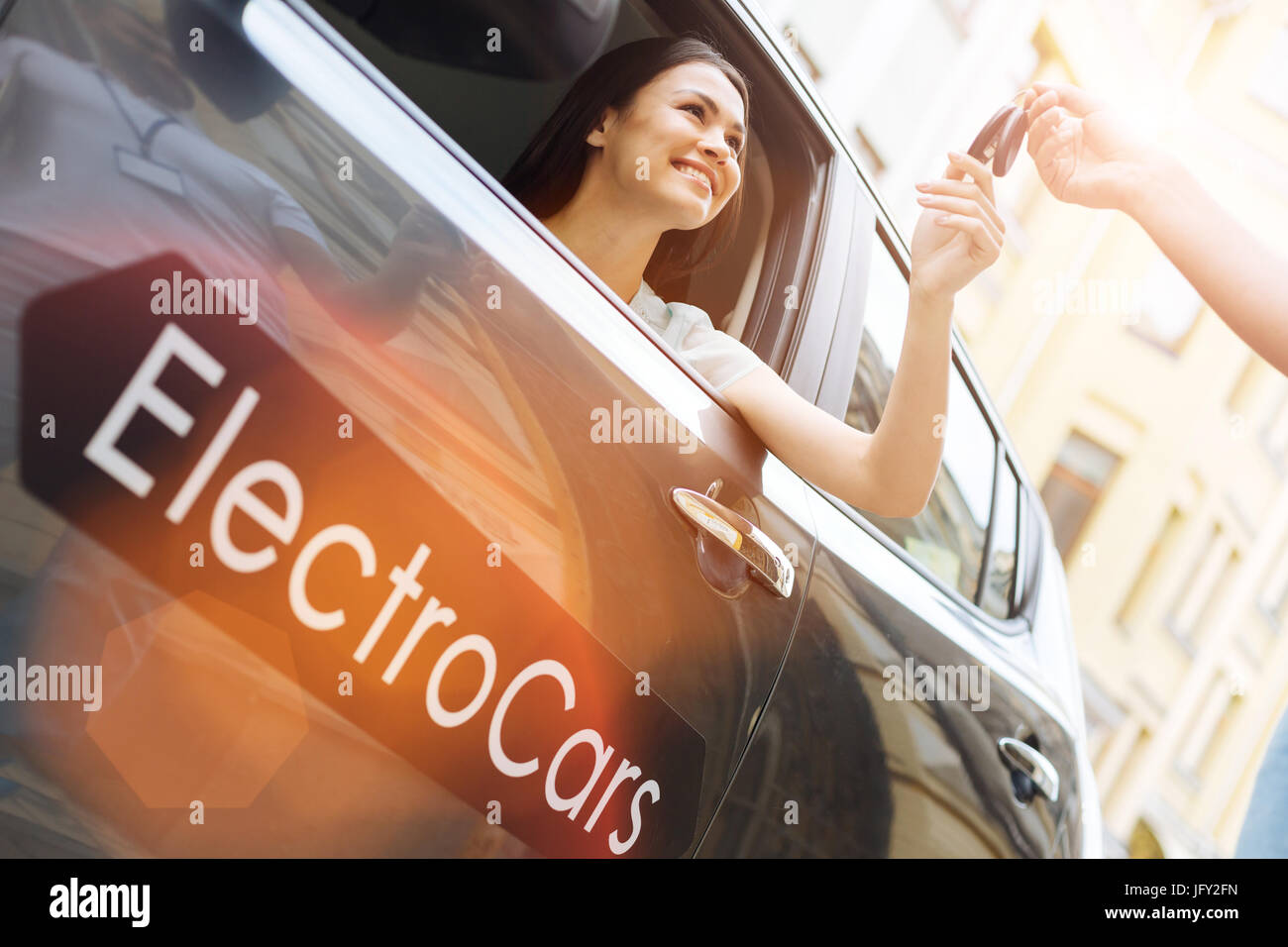 Männliche Aushaendigen Autoschlüssel eine fröhliche Frau Stockfoto