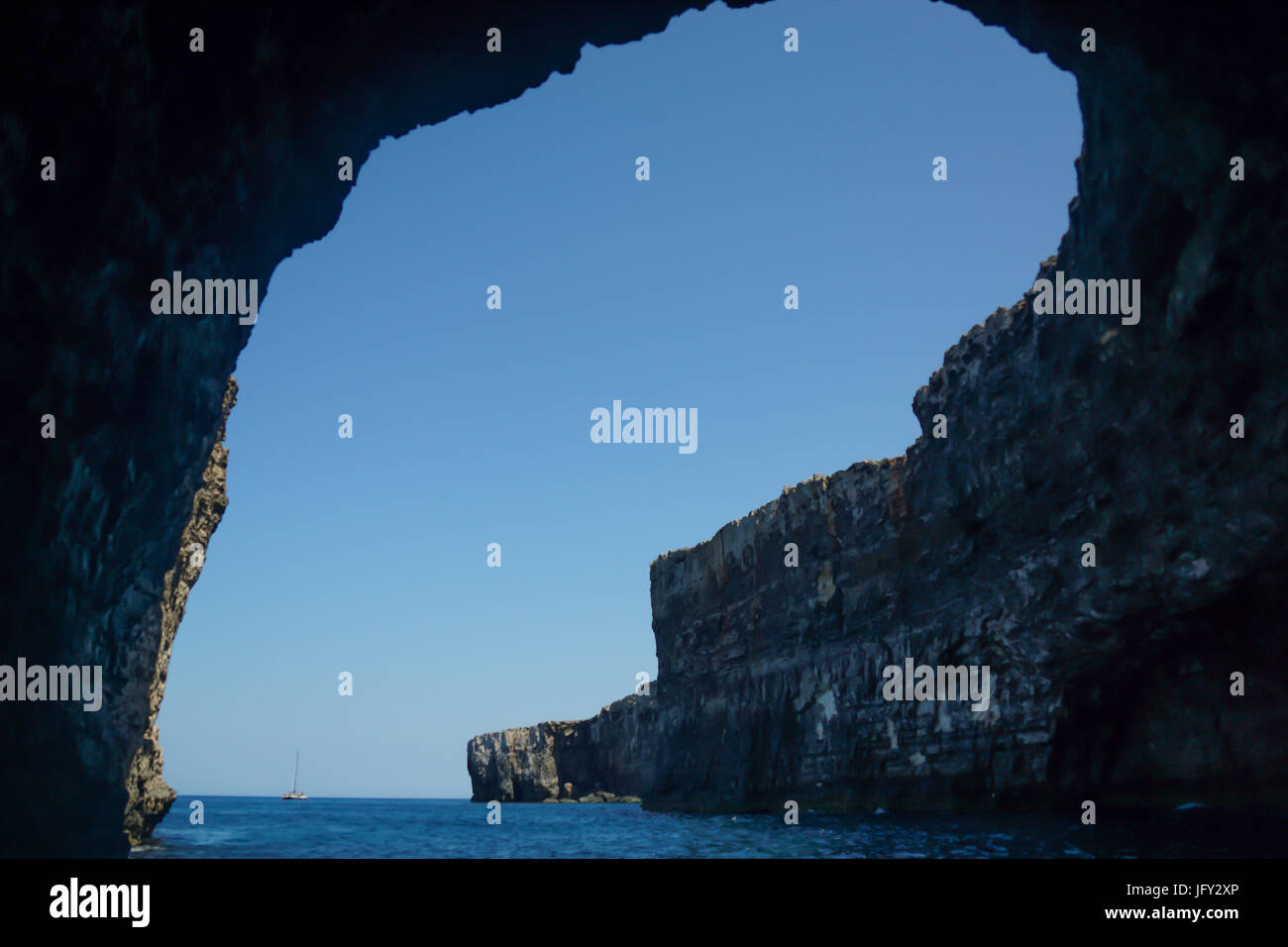 Der Blick von innen eine der Höhlen in Comino Stockfoto